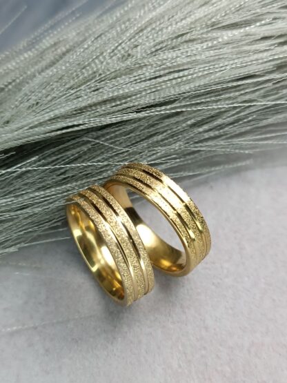 Pair of textured gold wedding rings (CODE:85833)