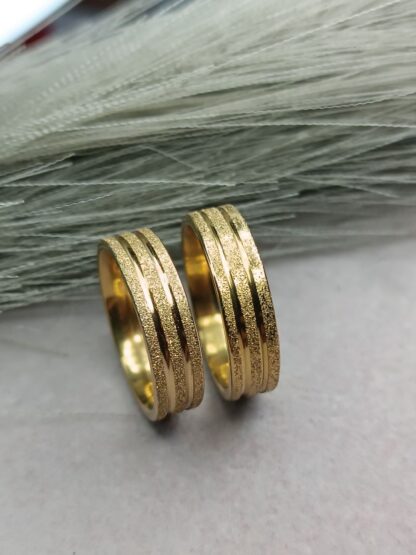 Pair of textured gold wedding rings (CODE:85833)