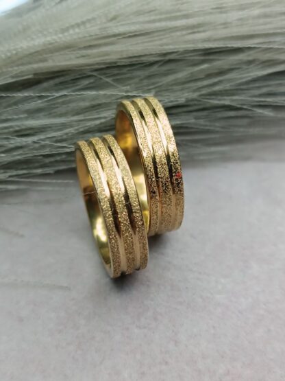 Pair of textured gold wedding rings (CODE:85833)