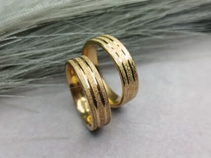 Pair of textured gold wedding rings (CODE:85833)