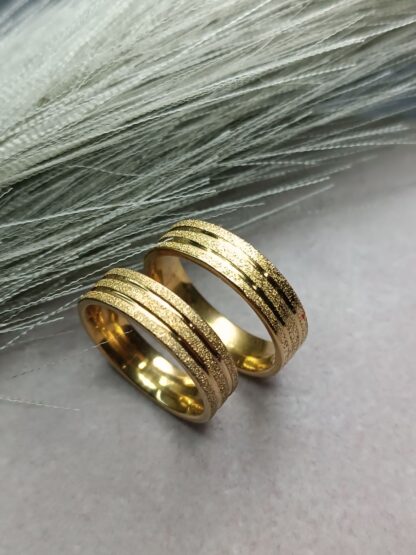 Pair of textured gold wedding rings (CODE:85833)