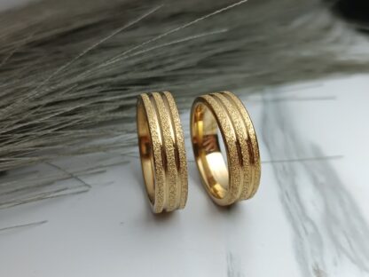 Pair of gold-colored polished steel wedding rings (CODE: 85833)