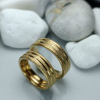 Pair of wedding rings made of polished steel and sagre in gold color 6 mm (CODE: 85833)