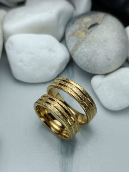 Pair of textured gold wedding rings (CODE:85833)