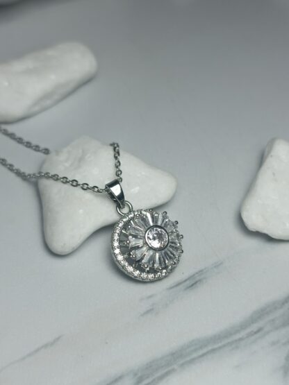 ROTATING FLOWER NECKLACE(CODE:084)