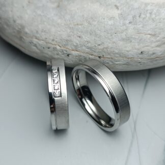 Pair of wedding rings with polished and carved surfaces (CODE: 22366)