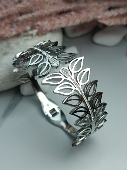 Women's stainless steel handcuff with leaves and zircon in silver (CODE:046)