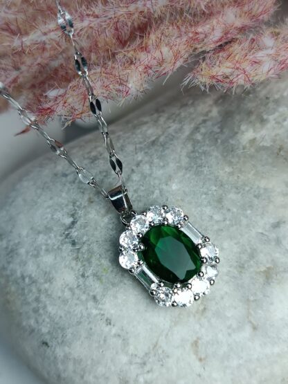 Steel rosette necklace with green zircon (CODE: 79665)