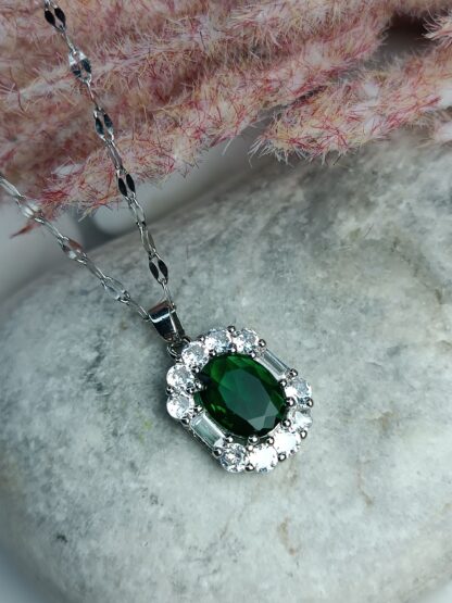 Steel rosette necklace with green zircon (CODE: 79665)