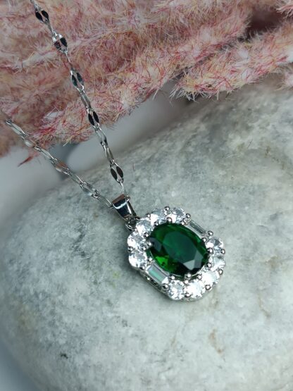 Steel rosette necklace with green zircon (CODE: 79665)