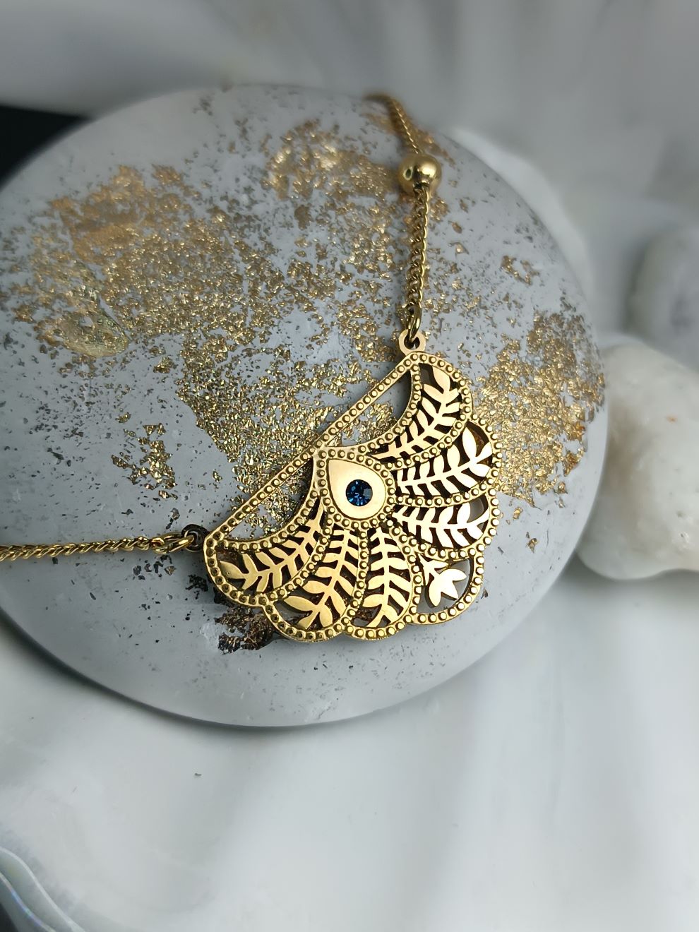 Κολιέ με Φύλλα και Μπλε Ζιργκόν – Χρυσό Ατσάλι | Kosmimatomania.gr(ΚΩΔ:0079) Κολιέ με Φύλλα και Μπλε Ζιργκόν – Χρυσό Ατσάλι | Kosmimatomania.gr(ΚΩΔ:0079)