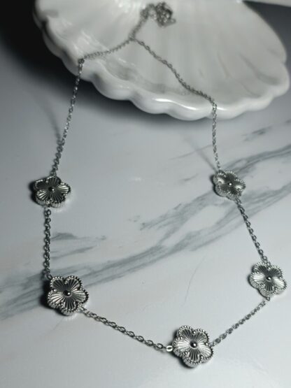 STEEL NECKLACE WITH FLOWERS (CODE:08)