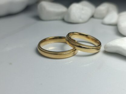 Pair of wedding rings with polished and carved surfaces (CODE: 22366)