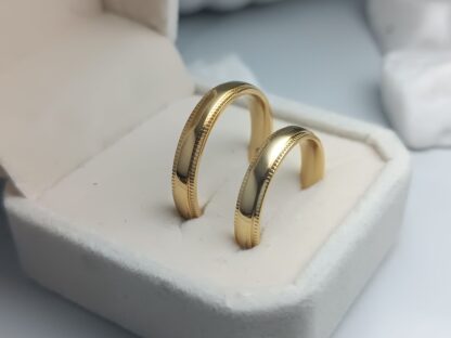 Pair of wedding rings with polished and carved surfaces (CODE: 22366)