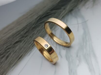 Pair of wedding rings classic flat style wedding rings with a diamond (CODE:0017)
