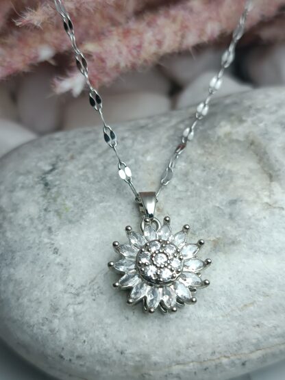 Steel flower necklace with rotating zircon stones (CODE:0022998)