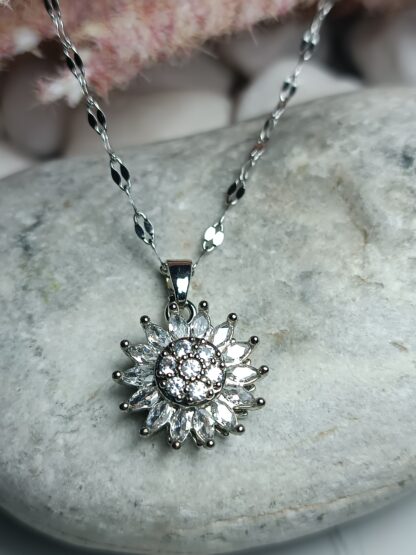 Steel flower necklace with rotating zircon stones (CODE:0022998)