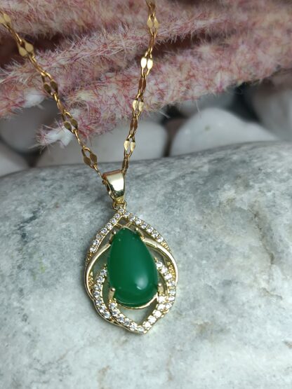 Steel necklace with green teardrop stone, zircon around, in gold color (CODE: 08022)