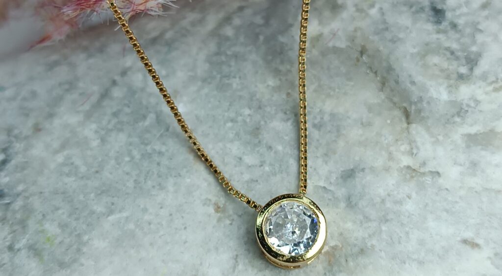 Κοσμήματα στη δουλειά: Οδηγός για επαγγελματικό αλλά στιλάτο office look