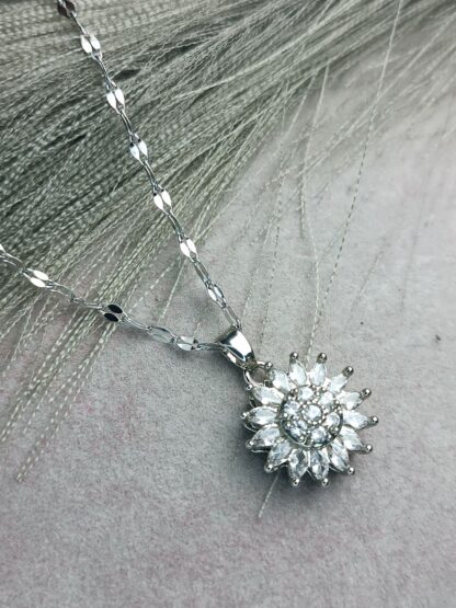 Flower necklace, rotate (CODE:0022998)