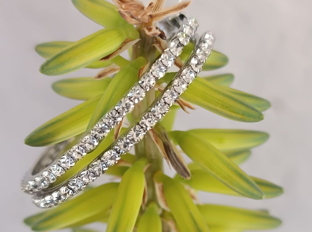 Καλοκαιρινό Layering: Συνδύασε κολιέ μαργαριτάρια, κολιέ με γράμματα και κολιέ με ματάκι για μοναδικό στιλ