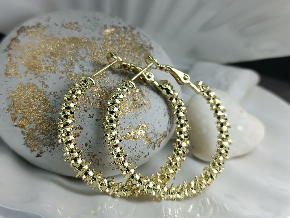 Τα Κοσμήματα που Δεν Φεύγουν Ποτέ από τη Μόδα ποια κοσμήματα θεωρούνται διαχρονικά