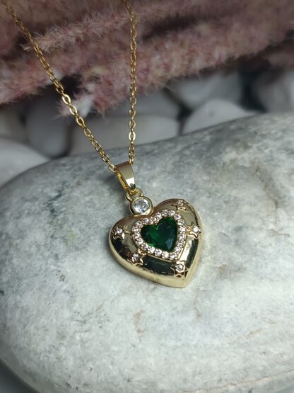 Steel necklace with a heart decorated with a green crystal in the center (CODE: 003003)