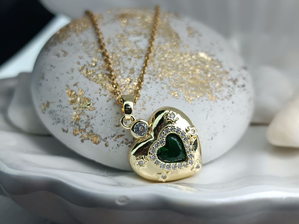 Κολιέ Καρδιά με Πράσινη Πέτρα – Χρυσό Ατσάλι & Λαμπερές Λεπτομέρειες(ΚΩΔ:003003) Κολιέ Καρδιά με Πράσινη Πέτρα – Χρυσό Ατσάλι & Λαμπερές Λεπτομέρειες(ΚΩΔ:003003)