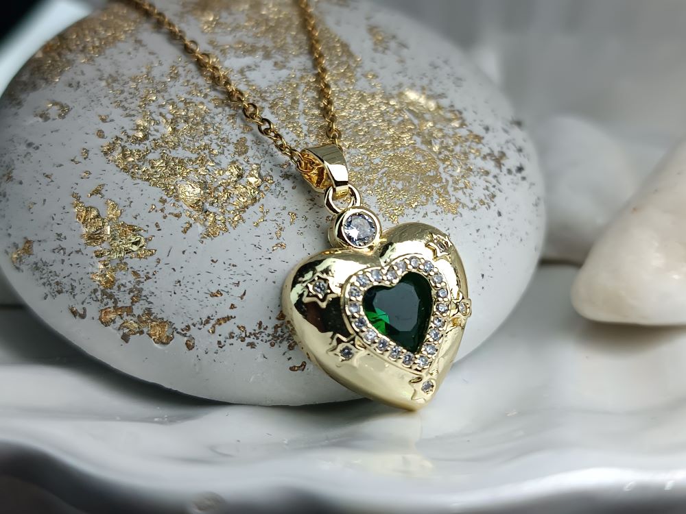Κολιέ Καρδιά με Πράσινη Πέτρα – Χρυσό Ατσάλι & Λαμπερές Λεπτομέρειες(ΚΩΔ:003003) Κολιέ Καρδιά με Πράσινη Πέτρα – Χρυσό Ατσάλι & Λαμπερές Λεπτομέρειες(ΚΩΔ:003003)
