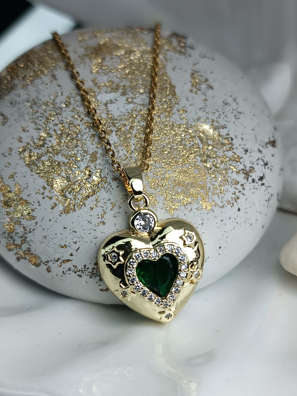 Κολιέ Καρδιά με Πράσινη Πέτρα – Χρυσό Ατσάλι & Λαμπερές Λεπτομέρειες(ΚΩΔ:003003) Κολιέ Καρδιά με Πράσινη Πέτρα – Χρυσό Ατσάλι & Λαμπερές Λεπτομέρειες(ΚΩΔ:003003)