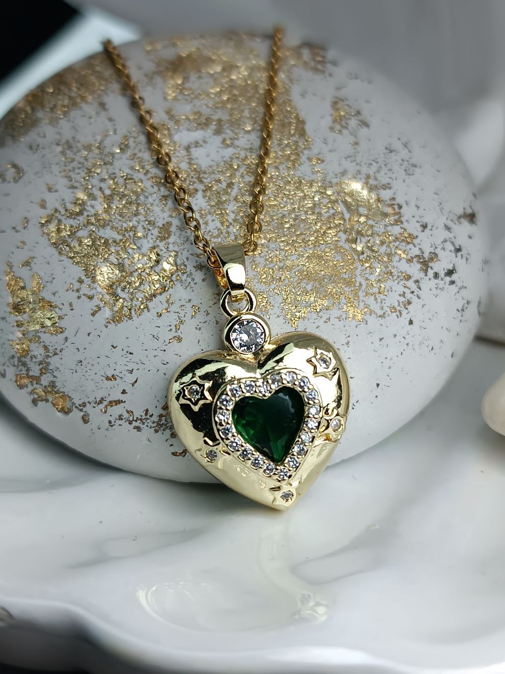 Κολιέ Καρδιά με Πράσινη Πέτρα – Χρυσό Ατσάλι & Λαμπερές Λεπτομέρειες(ΚΩΔ:003003) Κολιέ Καρδιά με Πράσινη Πέτρα – Χρυσό Ατσάλι & Λαμπερές Λεπτομέρειες(ΚΩΔ:003003)