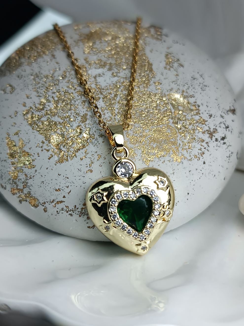 Κολιέ Καρδιά με Πράσινη Πέτρα – Χρυσό Ατσάλι & Λαμπερές Λεπτομέρειες(ΚΩΔ:003003) Κολιέ Καρδιά με Πράσινη Πέτρα – Χρυσό Ατσάλι & Λαμπερές Λεπτομέρειες(ΚΩΔ:003003)