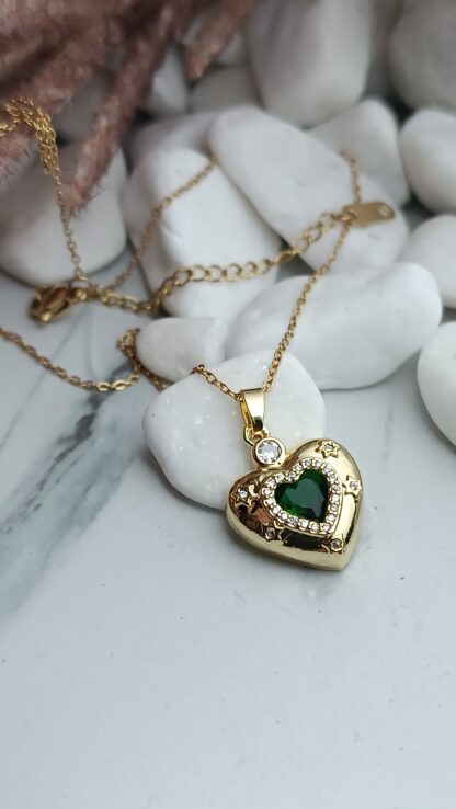 Steel necklace with a heart decorated with a green crystal in the center (CODE: 003003)