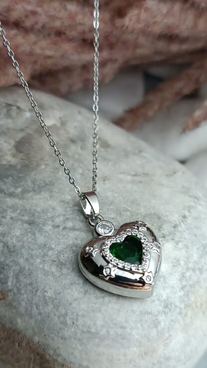 Steel necklace with a heart decorated with a green crystal in the center (CODE:0303)