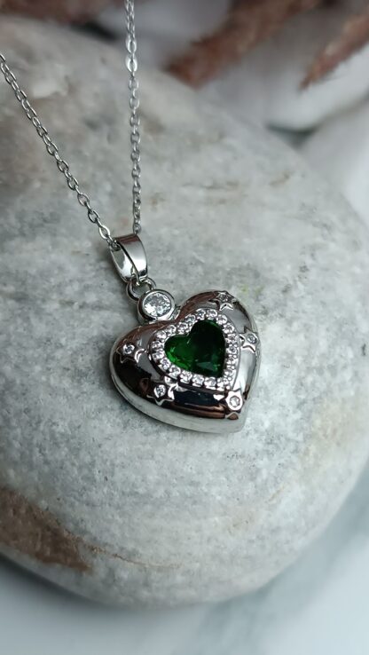 Steel necklace with a heart decorated with a green crystal in the center (CODE:0303)