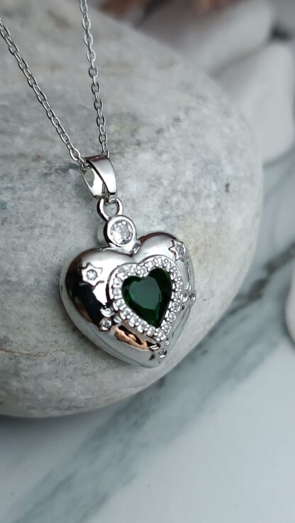 Steel necklace with a heart decorated with a green crystal in the center (CODE:0303)