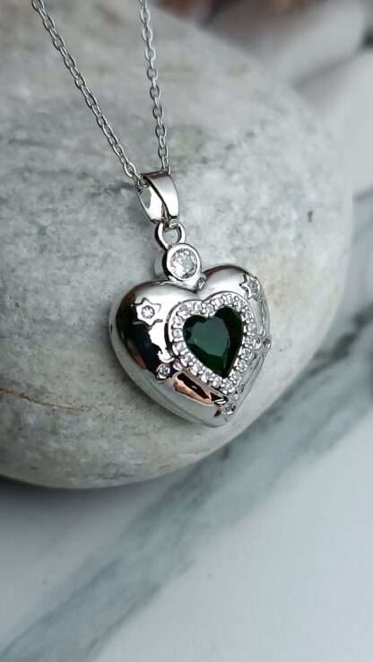 Steel necklace with a heart decorated with a green crystal in the center (CODE:0303)