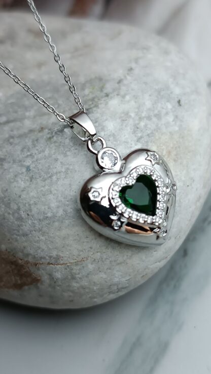 Steel necklace with a heart decorated with a green crystal in the center (CODE:0303)