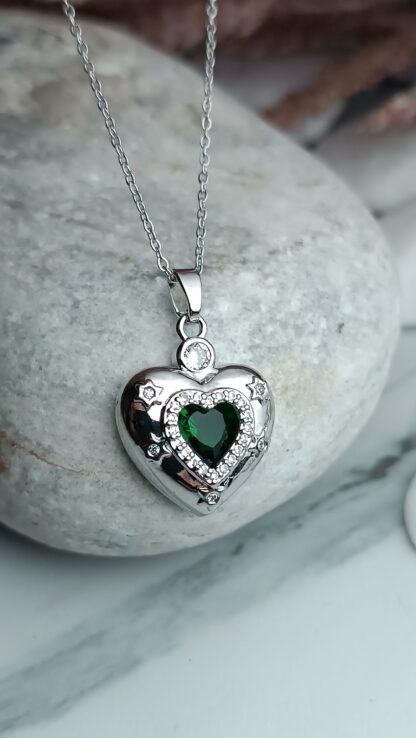 Steel necklace with a heart decorated with a green crystal in the center (CODE:0303)