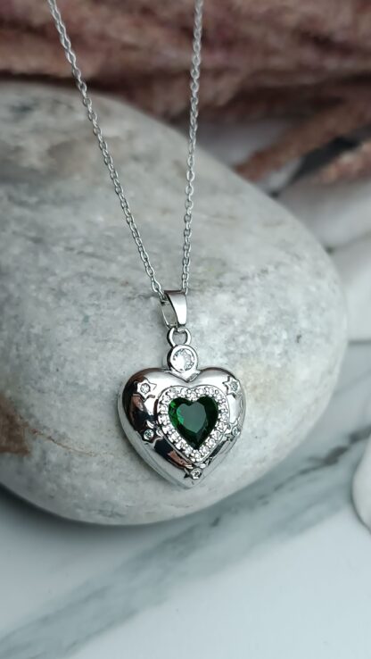 Steel necklace with a heart decorated with a green crystal in the center (CODE:0303)