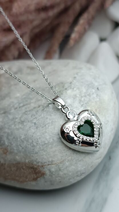 Steel necklace with a heart decorated with a green crystal in the center (CODE:0303)