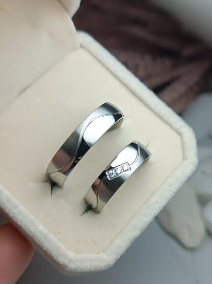 Pair of glossy wedding rings with matte wave CODE: (00331)