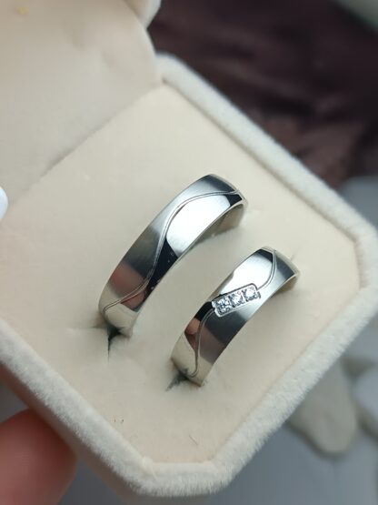 Pair of glossy wedding rings with matte wave CODE: (00331)