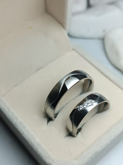 Pair of glossy wedding rings with matte wave CODE: (00331)