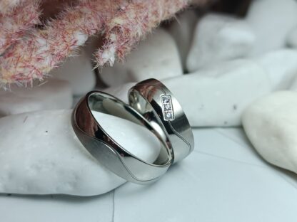 Pair of glossy wedding rings with matte wave CODE: (00331)