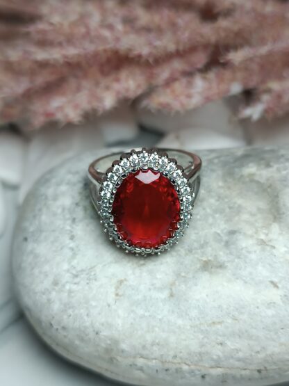 Silver 925 ring with white zircon stones and red (CODE: 00448)