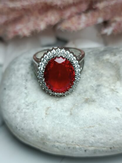 Silver 925 ring with white zircon stones and red (CODE: 00448)