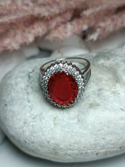 Silver 925 ring with white zircon stones and red (CODE: 00448)