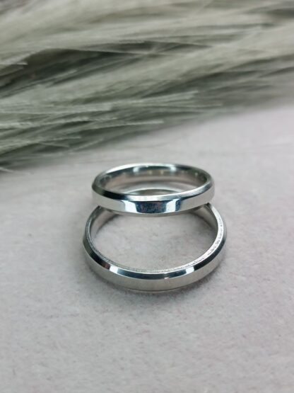 Pair of classic polished wedding rings (CODE:22201)