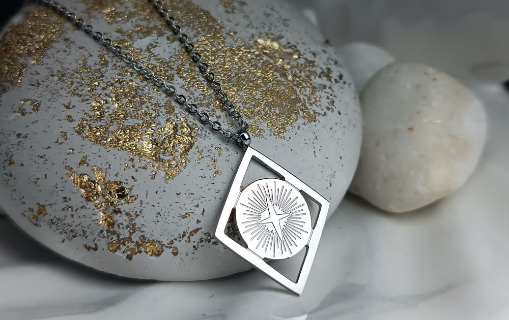 Ανδρικό Κολιέ με Πυξίδα – Ατσάλινο Μενταγιόν με Βόρειο Αστέρα (ΚΩΔ:096) Ανδρικό Κολιέ με Πυξίδα – Ατσάλινο Μενταγιόν με Βόρειο Αστέρα (ΚΩΔ:096)